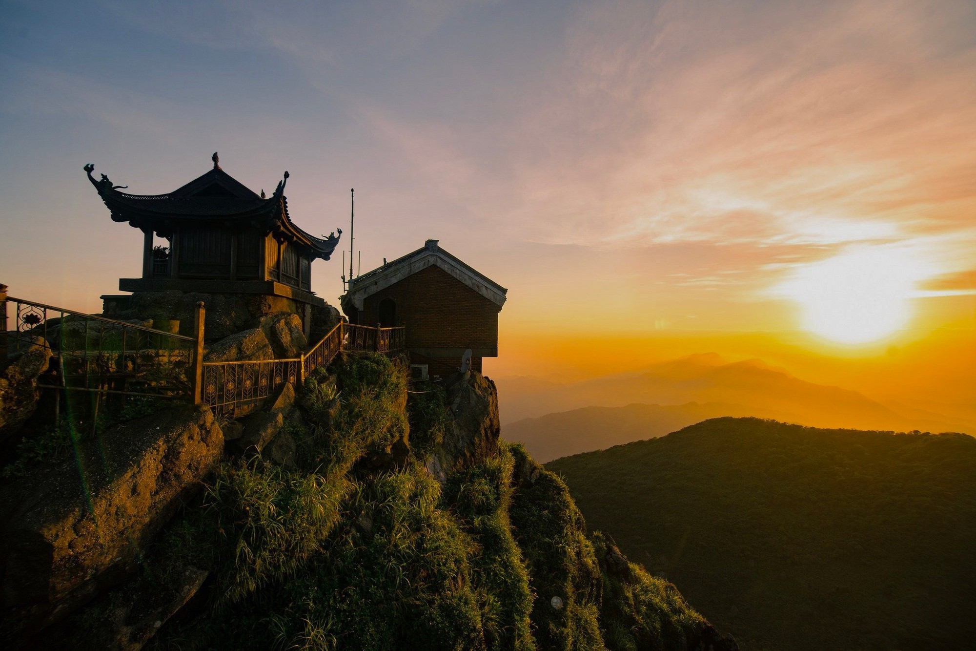 Điểm đến tâm linh tuyệt mỹ cách Hà Nội hơn 100km: Du khách ngắm khung cảnh hùng vĩ, tạm lánh chốn xô bồ nhân gian- Ảnh 11. Điểm đến tâm linh tuyệt mỹ cách Hà Nội hơn 100km: Du khách ngắm khung cảnh hùng vĩ, tạm lánh chốn xô bồ nhân gian- Ảnh 11.