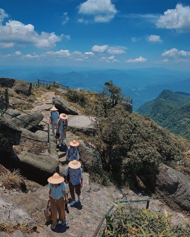 Điểm đến tâm linh tuyệt mỹ cách Hà Nội hơn 100km: Du khách ngắm khung cảnh hùng vĩ, tạm lánh chốn xô bồ nhân gian- Ảnh 3. Điểm đến tâm linh tuyệt mỹ cách Hà Nội hơn 100km: Du khách ngắm khung cảnh hùng vĩ, tạm lánh chốn xô bồ nhân gian- Ảnh 3.