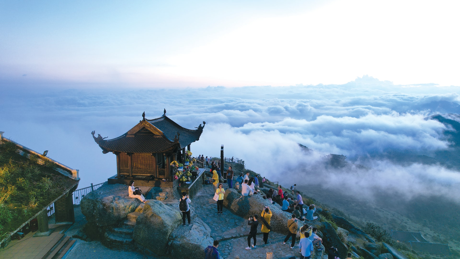 Điểm đến tâm linh tuyệt mỹ cách Hà Nội hơn 100km: Du khách ngắm khung cảnh hùng vĩ, tạm lánh chốn xô bồ nhân gian- Ảnh 2. Điểm đến tâm linh tuyệt mỹ cách Hà Nội hơn 100km: Du khách ngắm khung cảnh hùng vĩ, tạm lánh chốn xô bồ nhân gian- Ảnh 2.