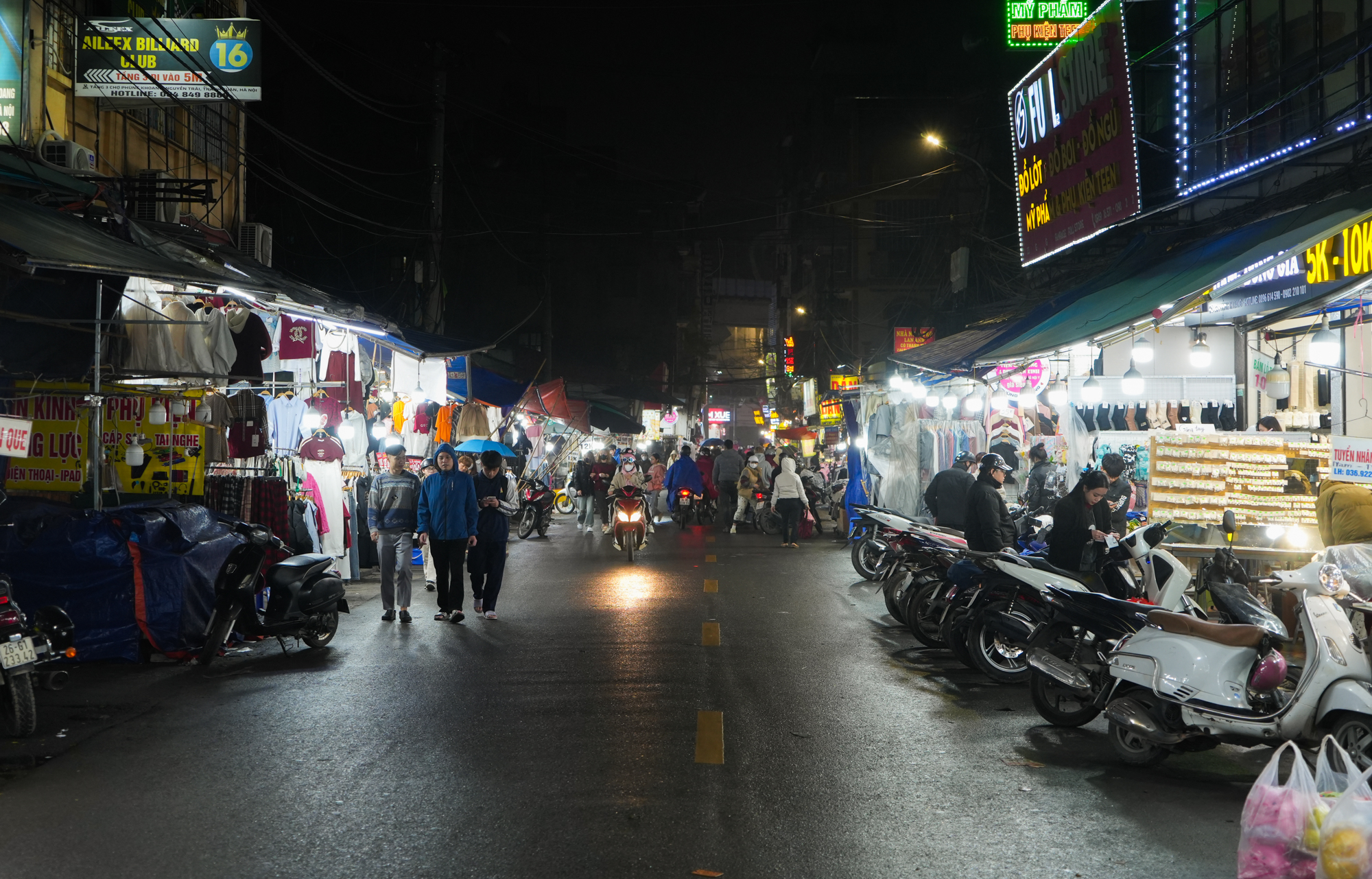 Chợ từng là thiên đường mua sắm của sinh viên nay giá rẻ không còn đủ chèo kéo khách, đắt hàng chỉ mỗi Baby Three- Ảnh 7.