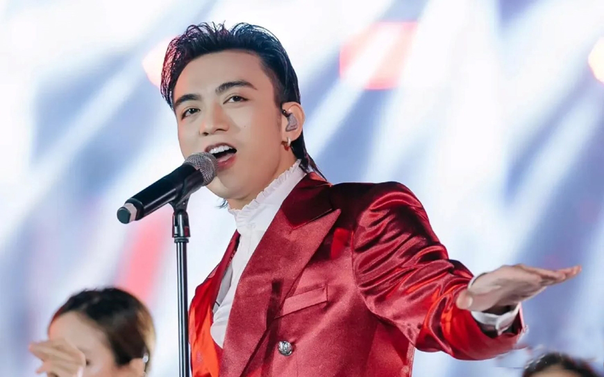Nam NSND sở hữu vẻ ngoài lãng tử, con trai là ca sĩ nổi danh ở showbiz Việt- Ảnh 2. Nam NSND sở hữu vẻ ngoài lãng tử, con trai là ca sĩ nổi danh ở showbiz Việt- Ảnh 2.