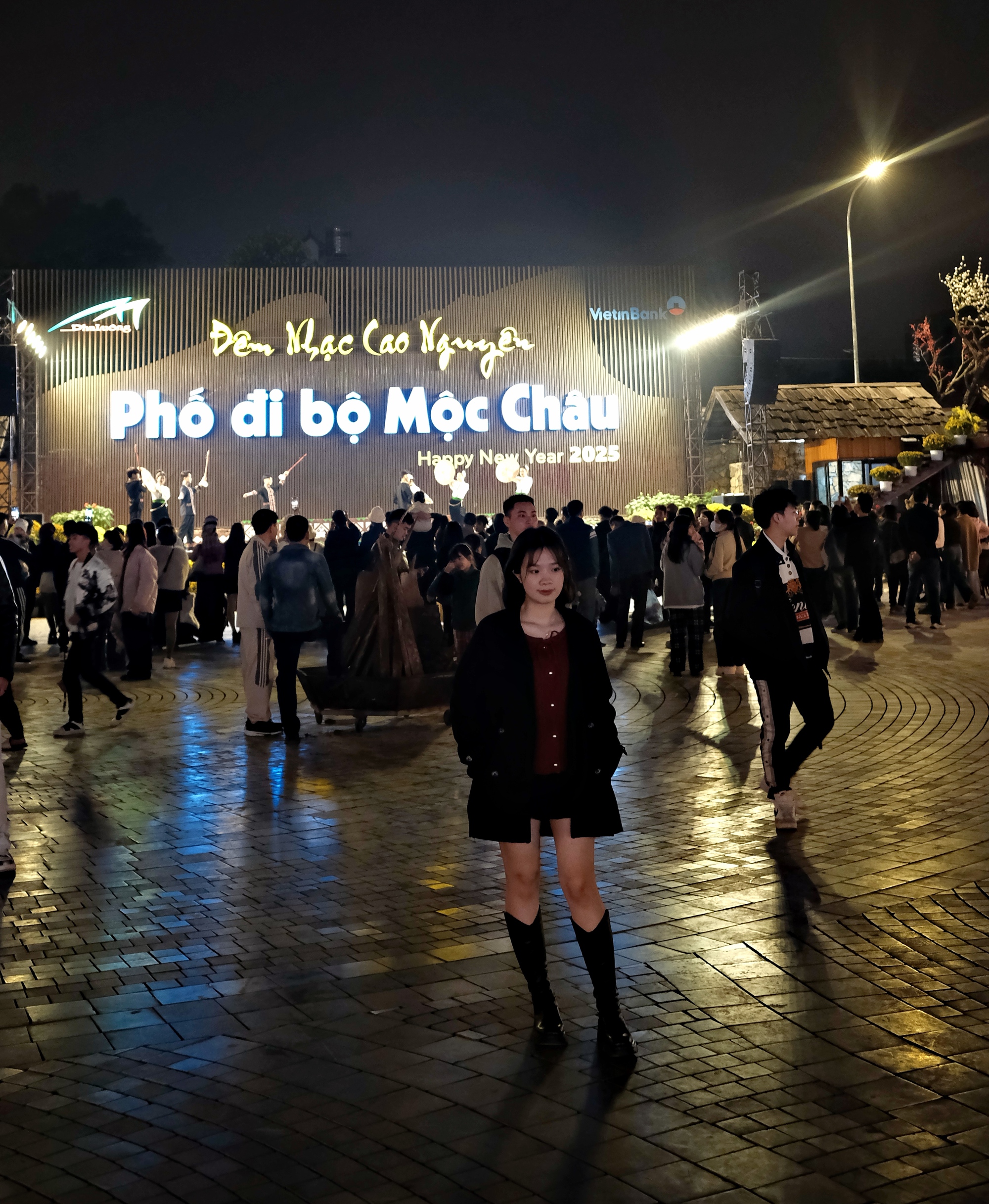 Phố đi bộ thu vé vào 99.000 đồng/người khiến khách chơi đêm ở Mộc Châu sửng sốt!- Ảnh 16. Phố đi bộ thu vé vào 99.000 đồng/người khiến khách chơi đêm ở Mộc Châu sửng sốt!- Ảnh 16.