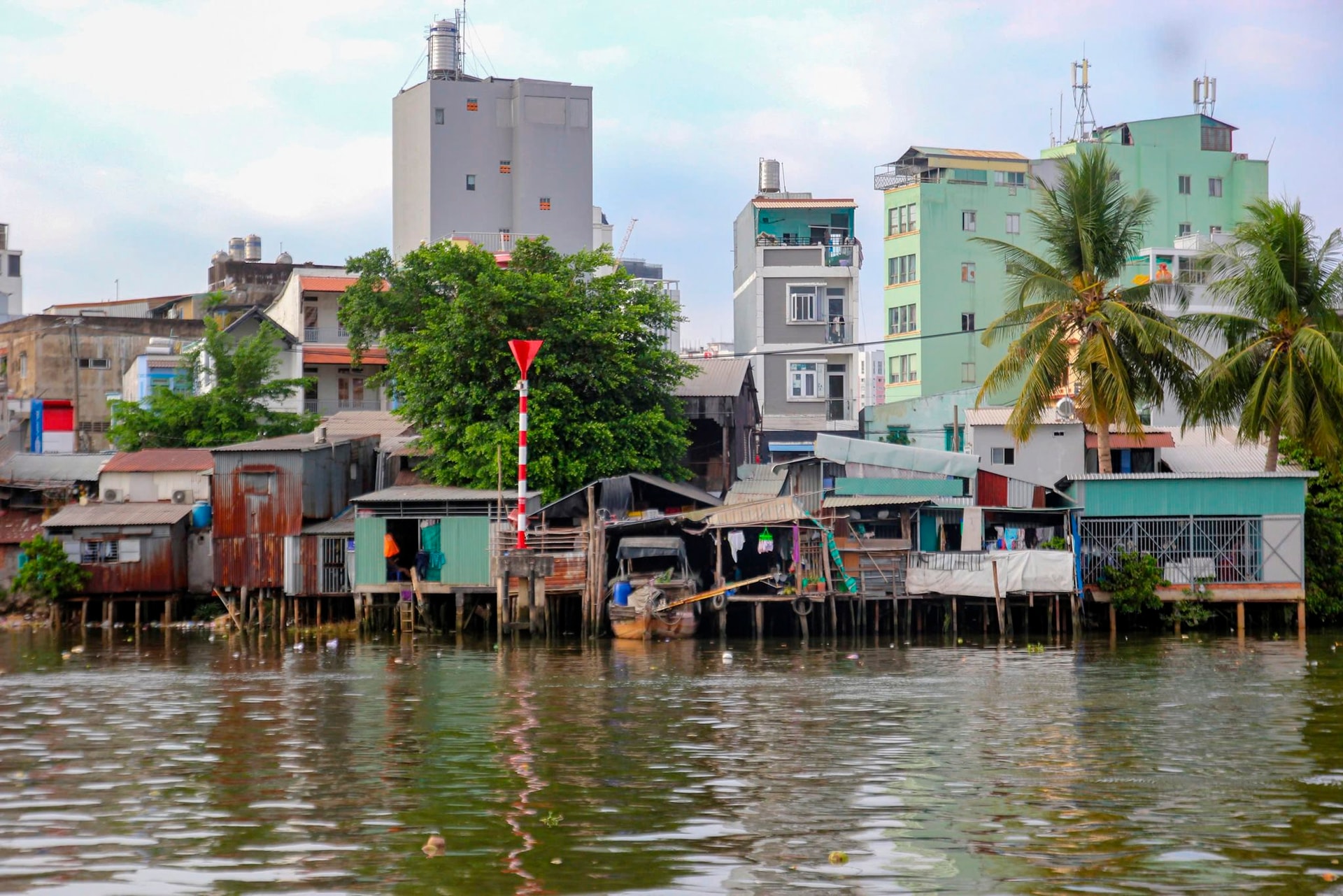 Thành phố đông dân nhất Việt Nam sẽ di dời 40.000 nhà ven kênh để đấu giá đất, dự kiến thu về hơn 164.000 tỷ đồng- Ảnh 1.