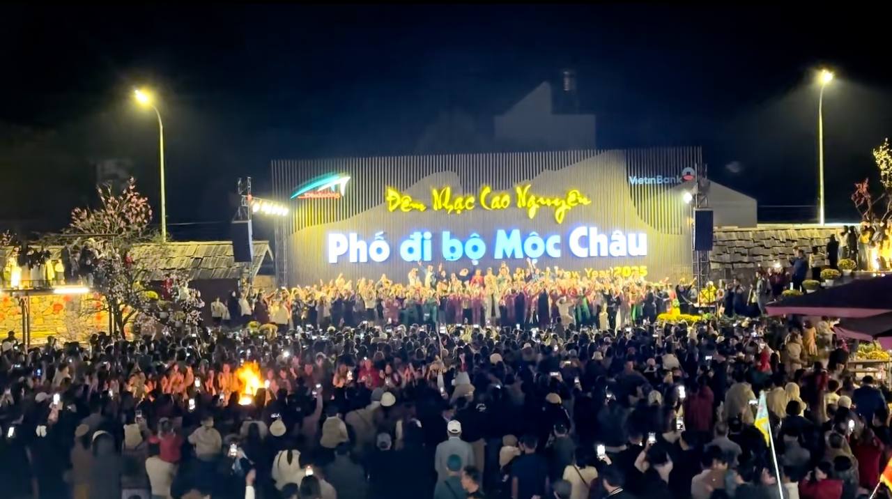 Phố đi bộ thu vé vào 99.000 đồng/người khiến khách chơi đêm ở Mộc Châu sửng sốt!- Ảnh 12. Phố đi bộ thu vé vào 99.000 đồng/người khiến khách chơi đêm ở Mộc Châu sửng sốt!- Ảnh 12.