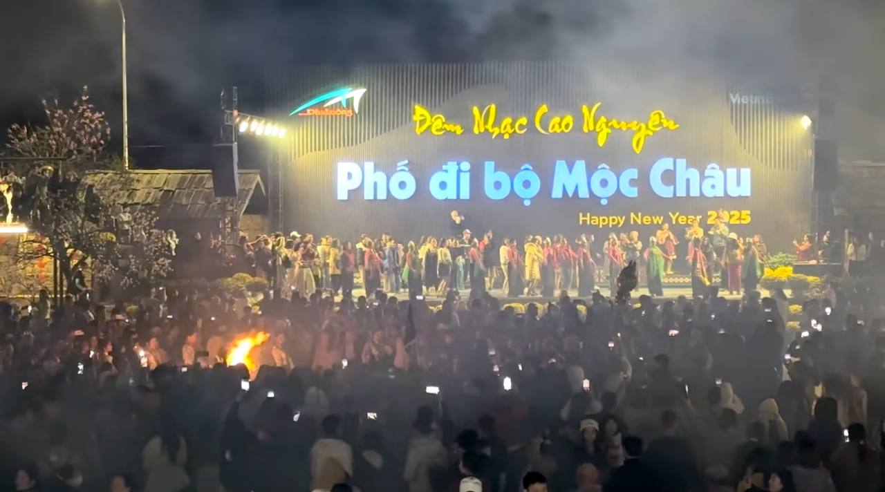 Phố đi bộ thu vé vào 99.000 đồng/người khiến khách chơi đêm ở Mộc Châu sửng sốt!- Ảnh 13. Phố đi bộ thu vé vào 99.000 đồng/người khiến khách chơi đêm ở Mộc Châu sửng sốt!- Ảnh 13.