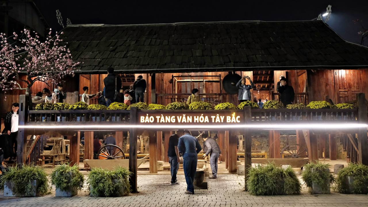 Phố đi bộ thu vé vào 99.000 đồng/người khiến khách chơi đêm ở Mộc Châu sửng sốt!- Ảnh 6. Phố đi bộ thu vé vào 99.000 đồng/người khiến khách chơi đêm ở Mộc Châu sửng sốt!- Ảnh 6.