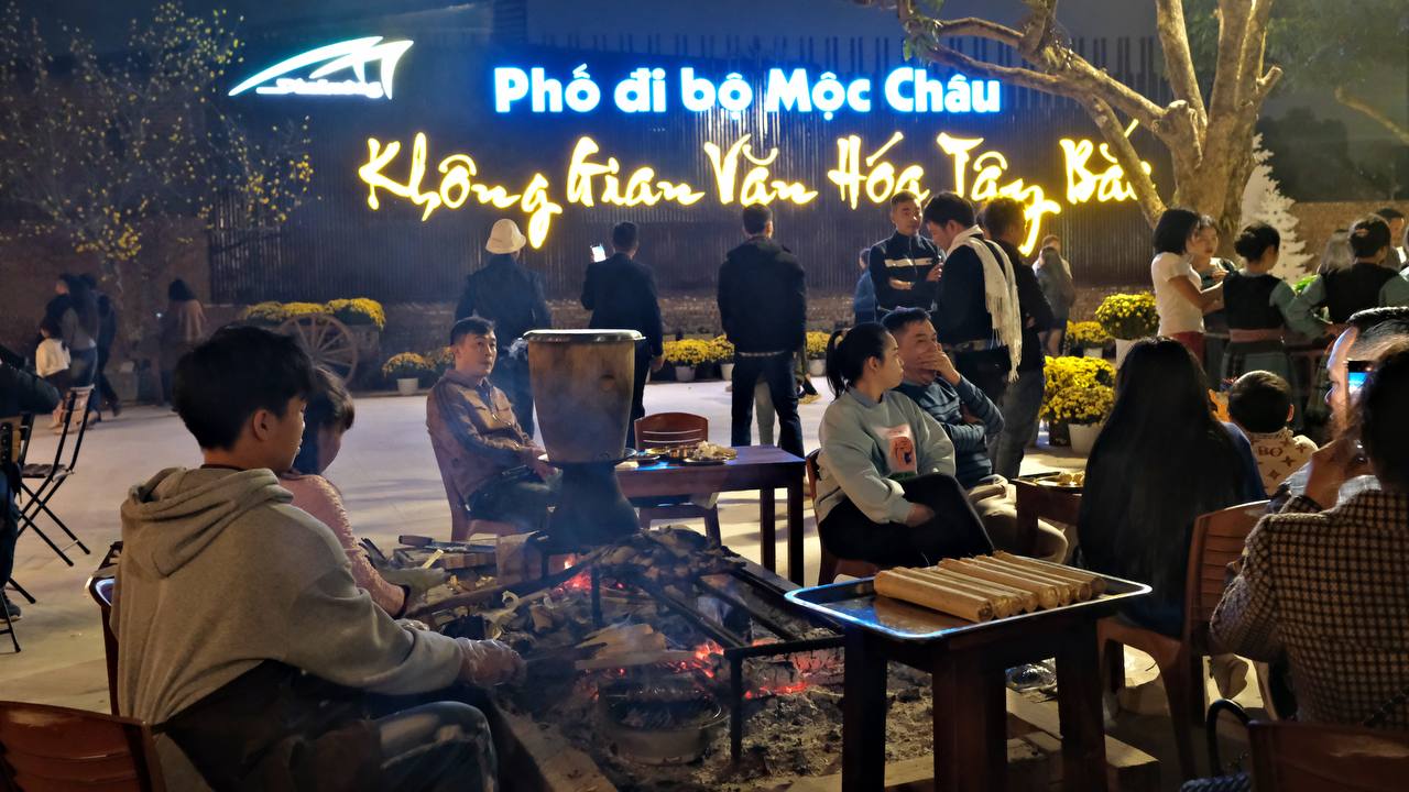 Phố đi bộ thu vé vào 99.000 đồng/người khiến khách chơi đêm ở Mộc Châu sửng sốt!- Ảnh 11. Phố đi bộ thu vé vào 99.000 đồng/người khiến khách chơi đêm ở Mộc Châu sửng sốt!- Ảnh 11.