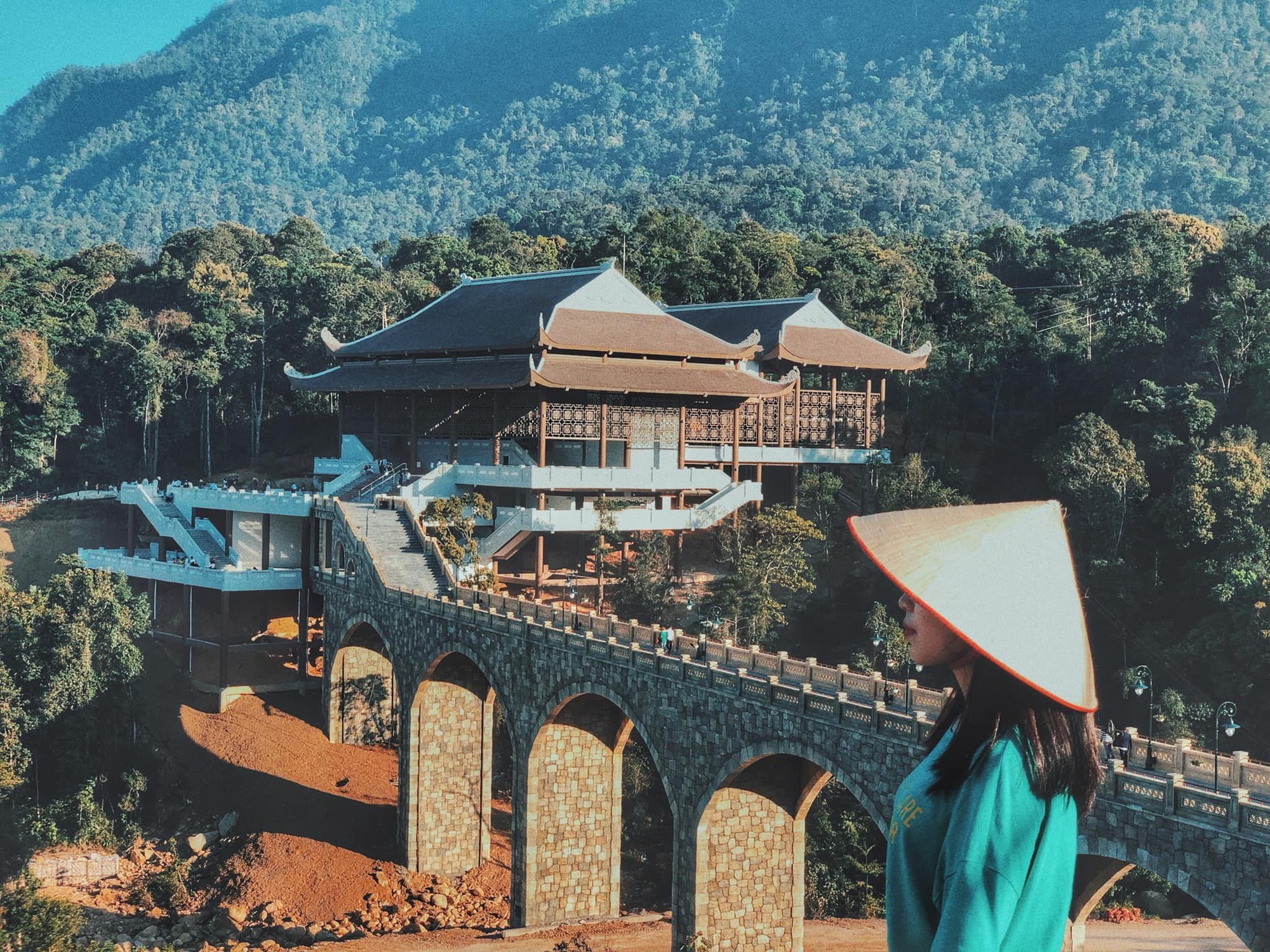 Điểm đến tâm linh tuyệt mỹ cách Hà Nội hơn 100km: Du khách ngắm khung cảnh hùng vĩ, tạm lánh chốn xô bồ nhân gian- Ảnh 5. Điểm đến tâm linh tuyệt mỹ cách Hà Nội hơn 100km: Du khách ngắm khung cảnh hùng vĩ, tạm lánh chốn xô bồ nhân gian- Ảnh 5.
