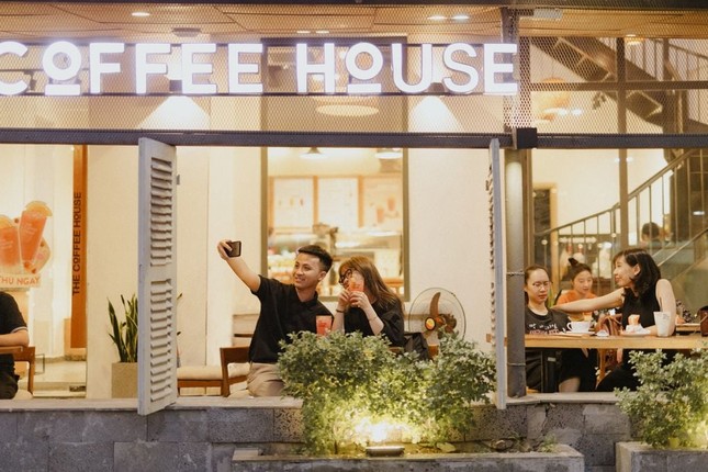 Hồ sơ về 'ông trùm' lẩu nướng và đế chế The Coffee House- Ảnh 2.