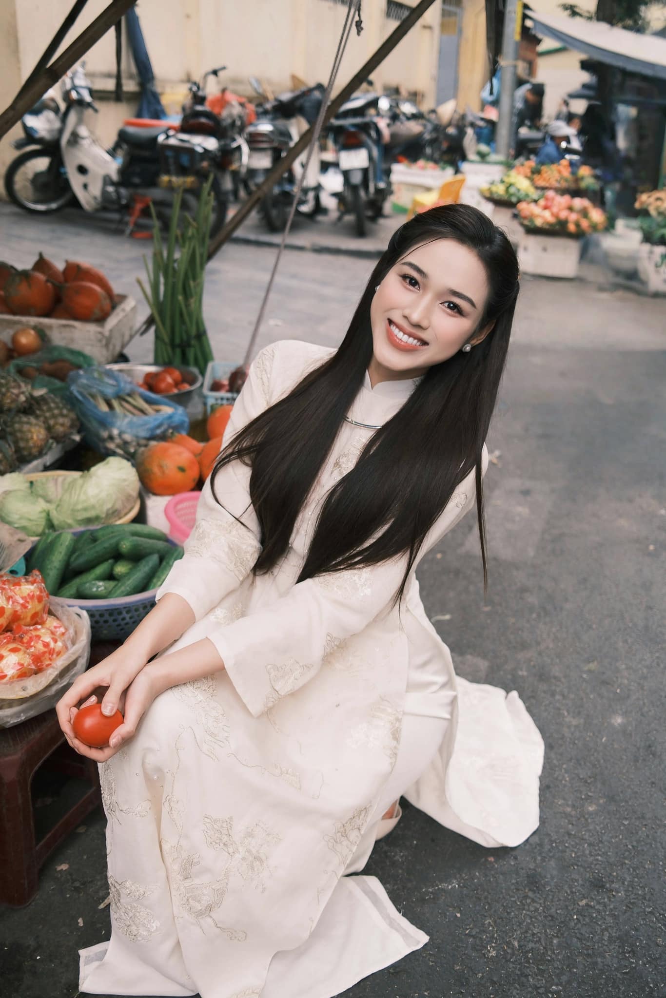 Hoa hậu Đỗ Hà gây sốt vì bộ ảnh tựa "nàng dâu mới", sở hữu vóc dáng vạn người mê nhờ rất chăm ăn 3 loại thực phẩm giảm cân- Ảnh 5. Hoa hậu Đỗ Hà gây sốt vì bộ ảnh tựa "nàng dâu mới", sở hữu vóc dáng vạn người mê nhờ rất chăm ăn 3 loại thực phẩm giảm cân- Ảnh 5.