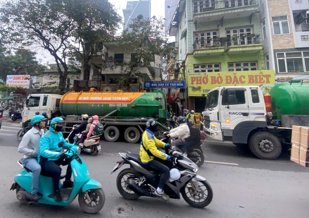 Cận cảnh bùn từ máy đào hầm metro Nhổn - ga Hà Nội phun tràn ngõ phố- Ảnh 7.