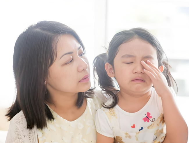 Nếu một người mẹ "dính" phải 3 đặc điểm này thì con cái dễ có trí tuệ cảm xúc thấp!- Ảnh 1.