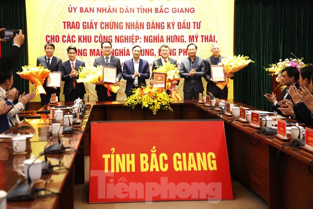 Bắc Giang trao chứng nhận đầu tư cho 4 khu công nghiệp với tổng diện tích hơn 860 ha- Ảnh 2.