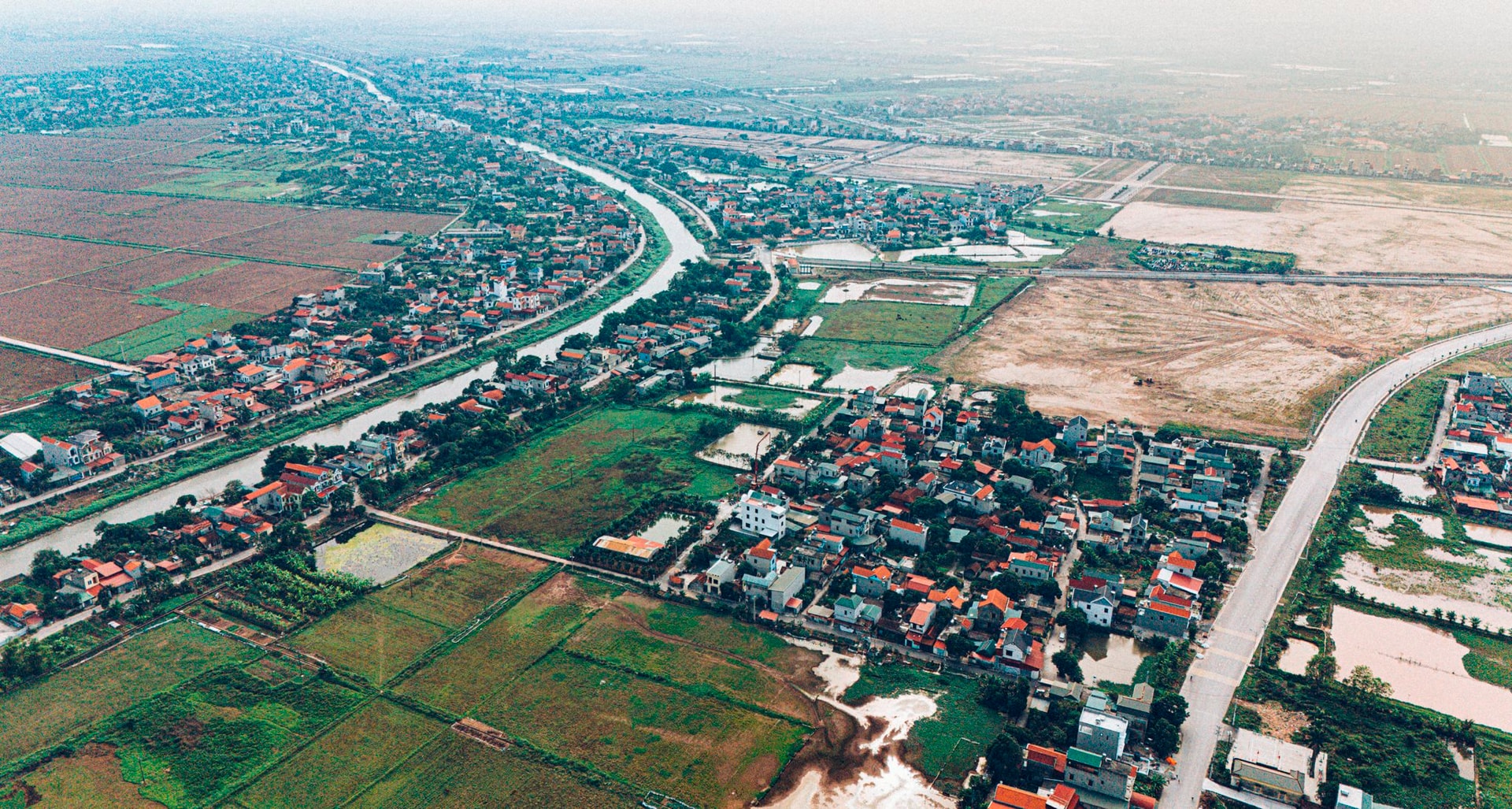 Chưa đầy 2 tháng, một thị xã rộng 12.000 ha nằm giáp Hà Nội đã kêu gọi đầu tư 7 khu đô thị tổng trị giá gần 53.000 tỷ đồng- Ảnh 1.