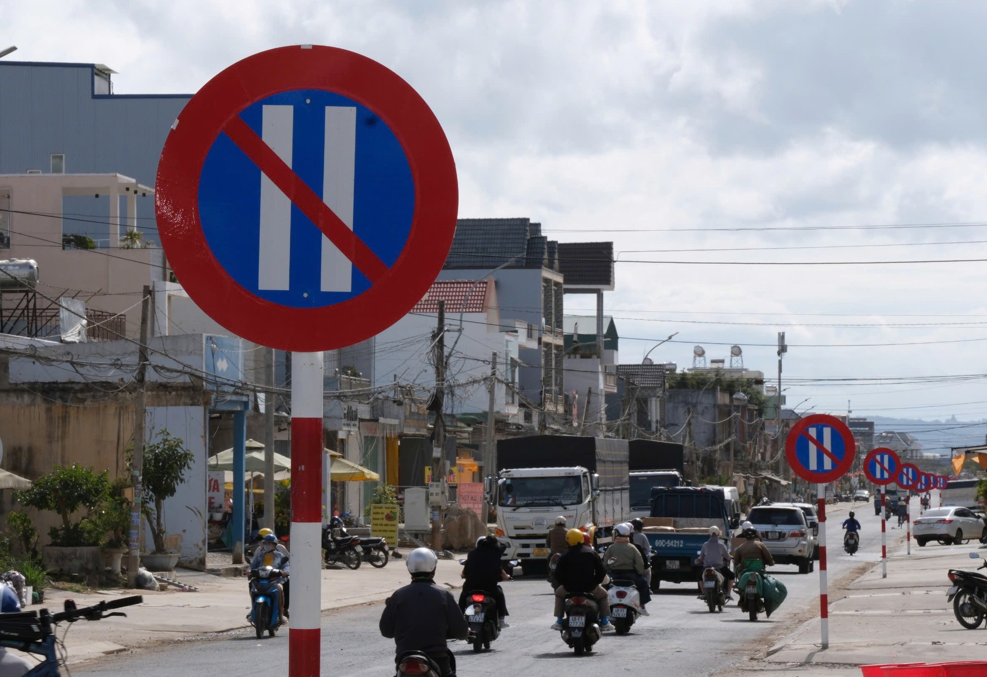 Chính quyền nói gì về việc 1 km Quốc lộ 27 có 23 biển cấm đậu xe?- Ảnh 2.