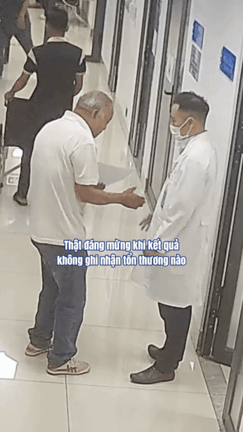 Biểu cảm của cụ ông khi bác sĩ trả kết quả tầm soát ung thư làm dân mạng cười theo trong vô thức- Ảnh 2. Biểu cảm của cụ ông khi bác sĩ trả kết quả tầm soát ung thư làm dân mạng cười theo trong vô thức- Ảnh 2.