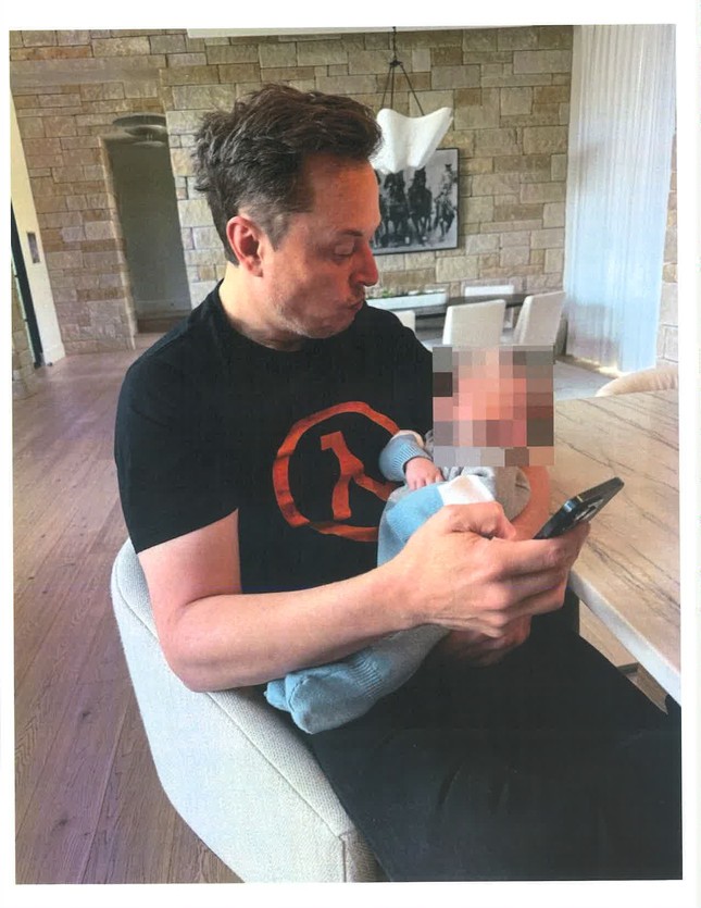 Phản ứng của Elon Musk khi bị nữ nhà văn kiện- Ảnh 2. Phản ứng của Elon Musk khi bị nữ nhà văn kiện- Ảnh 2.