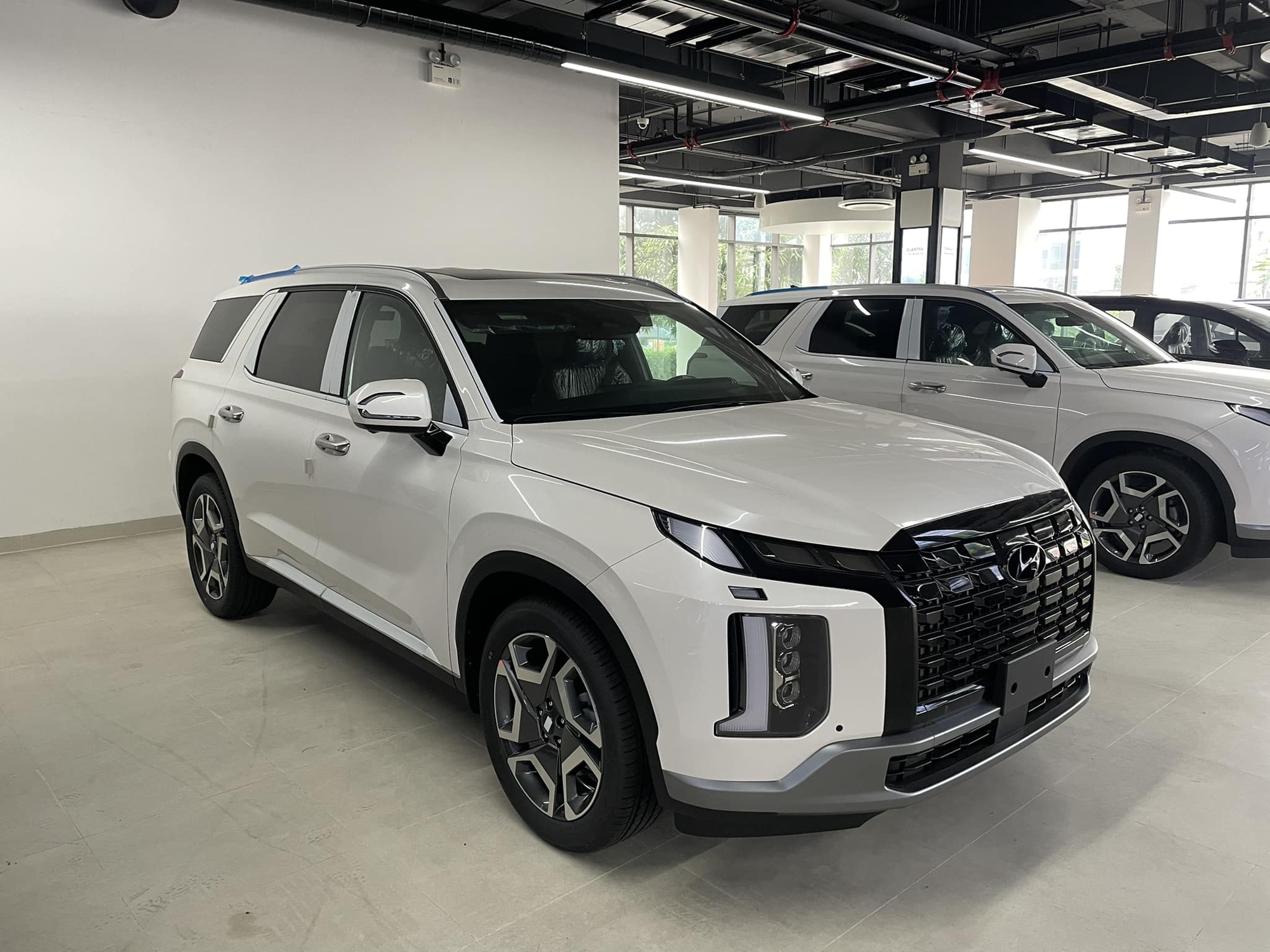 Hyundai Palisade giảm tới 100 triệu tại đại lý, bản cao nhất giờ rẻ ngang Kia Sorento phân khúc dưới- Ảnh 1.