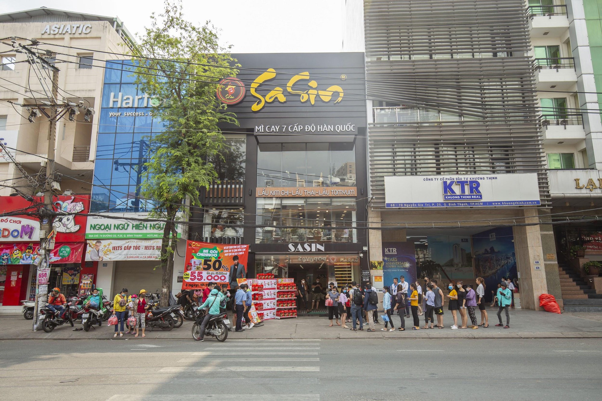 Mì cay Sasin gói của diễn viên Quốc Trường: Giá đắt, không có topping và hương vị vẫn chưa Mì cay Sasin gói của diễn viên Quốc Trường: Giá đắt, không có topping và hương vị vẫn chưa