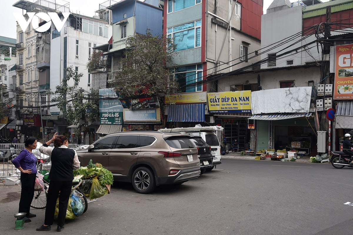 Ô tô đỗ tràn lan lấn chiếm vỉa hè, lòng đường ở Hà Nội- Ảnh 6.