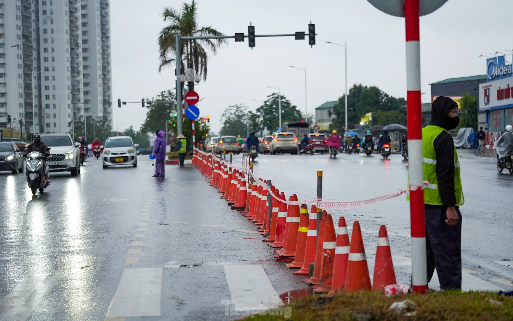 Hà Nội tắt đèn đỏ, đóng một ngã tư ở Hà Nội để giảm ùn tắc- Ảnh 2.