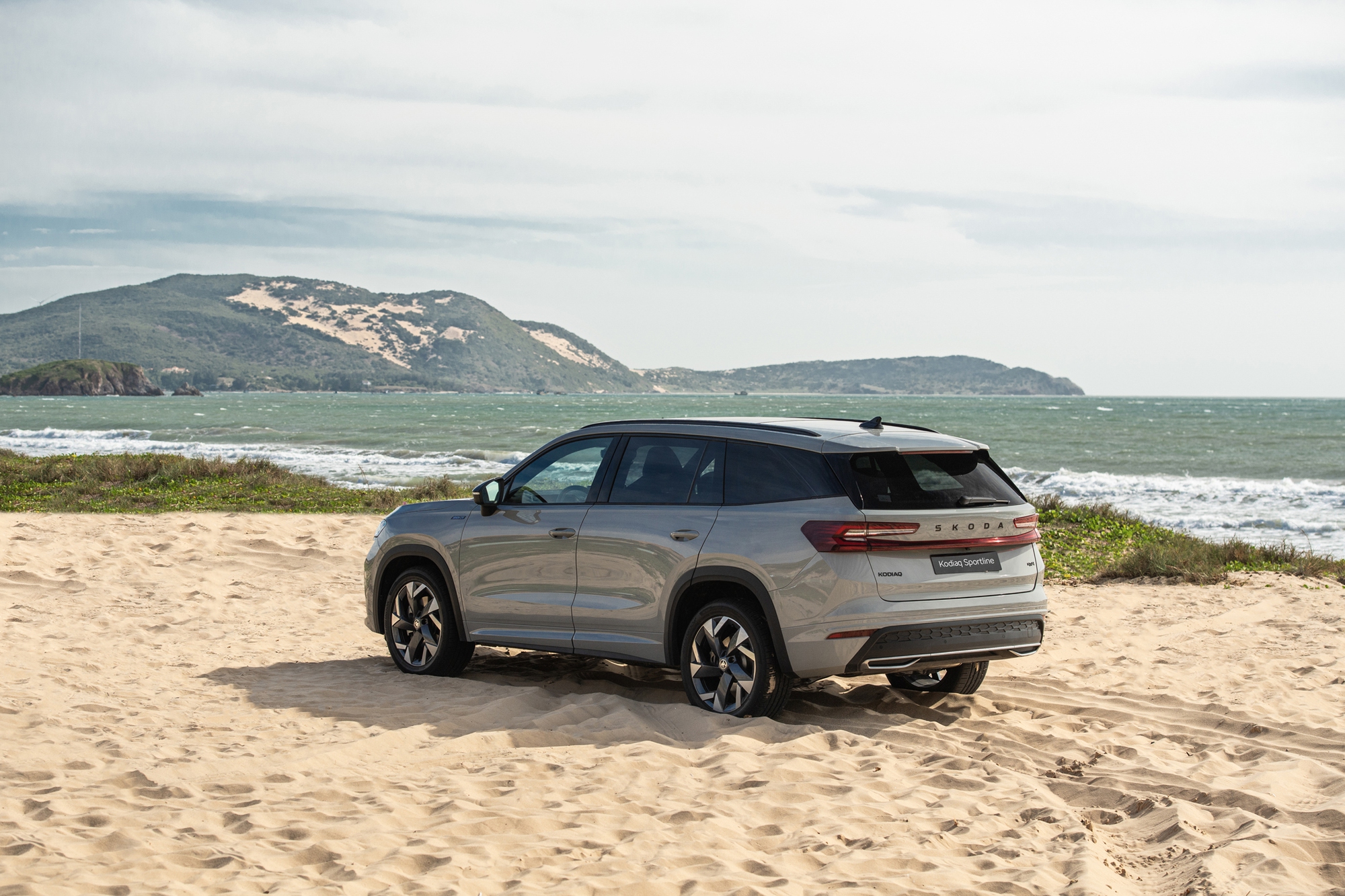 Skoda Kodiaq 2025 chốt giá từ 1,45 tỷ tại Việt Nam: 2 phiên bản, đều AWD, cạnh tranh Santa Fe với giá tiệm cận Palisade- Ảnh 3. Skoda Kodiaq 2025 chốt giá từ 1,45 tỷ tại Việt Nam: 2 phiên bản, đều AWD, cạnh tranh Santa Fe với giá tiệm cận Palisade- Ảnh 3.
