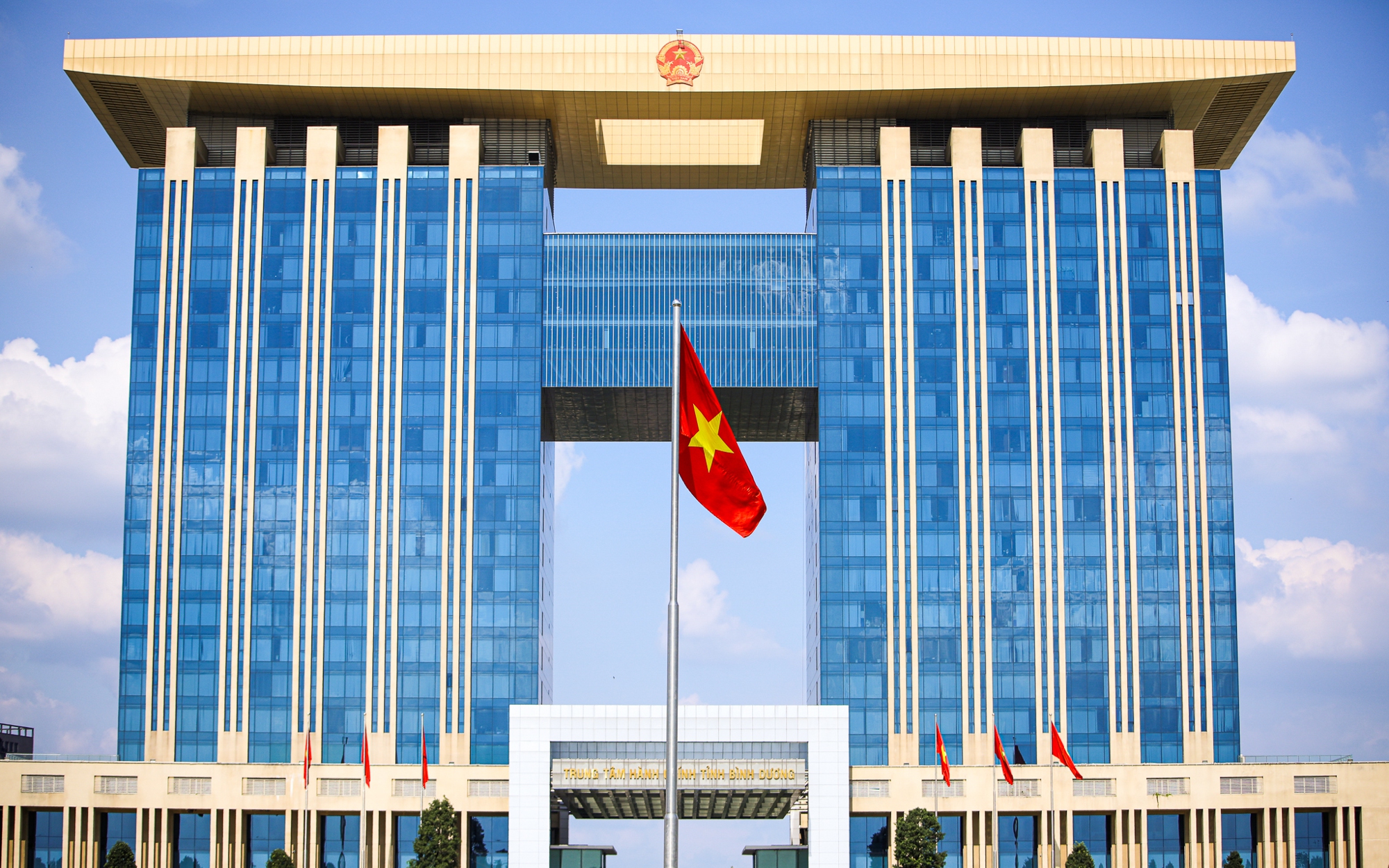Becamex IDC nhận về hơn 1.000 hecta đất ở Bình Dương, khởi công 2 khu công nghiệp trong tháng này- Ảnh 2. Becamex IDC trước vụ đấu giá lớn nhất lịch sử: Làm siêu DA 10 tỷ USD, tỉnh lộ rộng gấp 4 lần cao tốc Bắc - Nam, KCN VSIP đầu tiên...