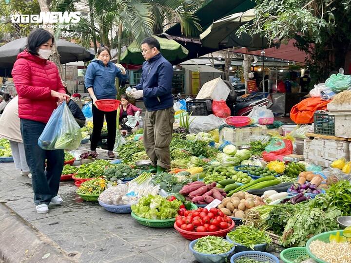 Rau, thịt đua nhau đắt theo tuần, hàng ăn cũng rục rịch đẩy giá- Ảnh 3.