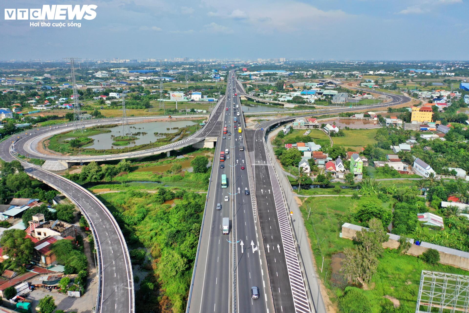 Cận cảnh gần 19 km cao tốc Bến Lức - Long Thành sắp thông xe- Ảnh 1.