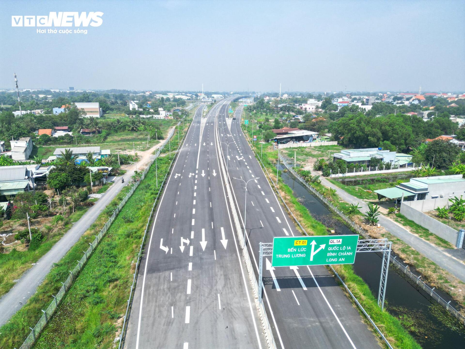 Cận cảnh gần 19 km cao tốc Bến Lức - Long Thành sắp thông xe- Ảnh 2.