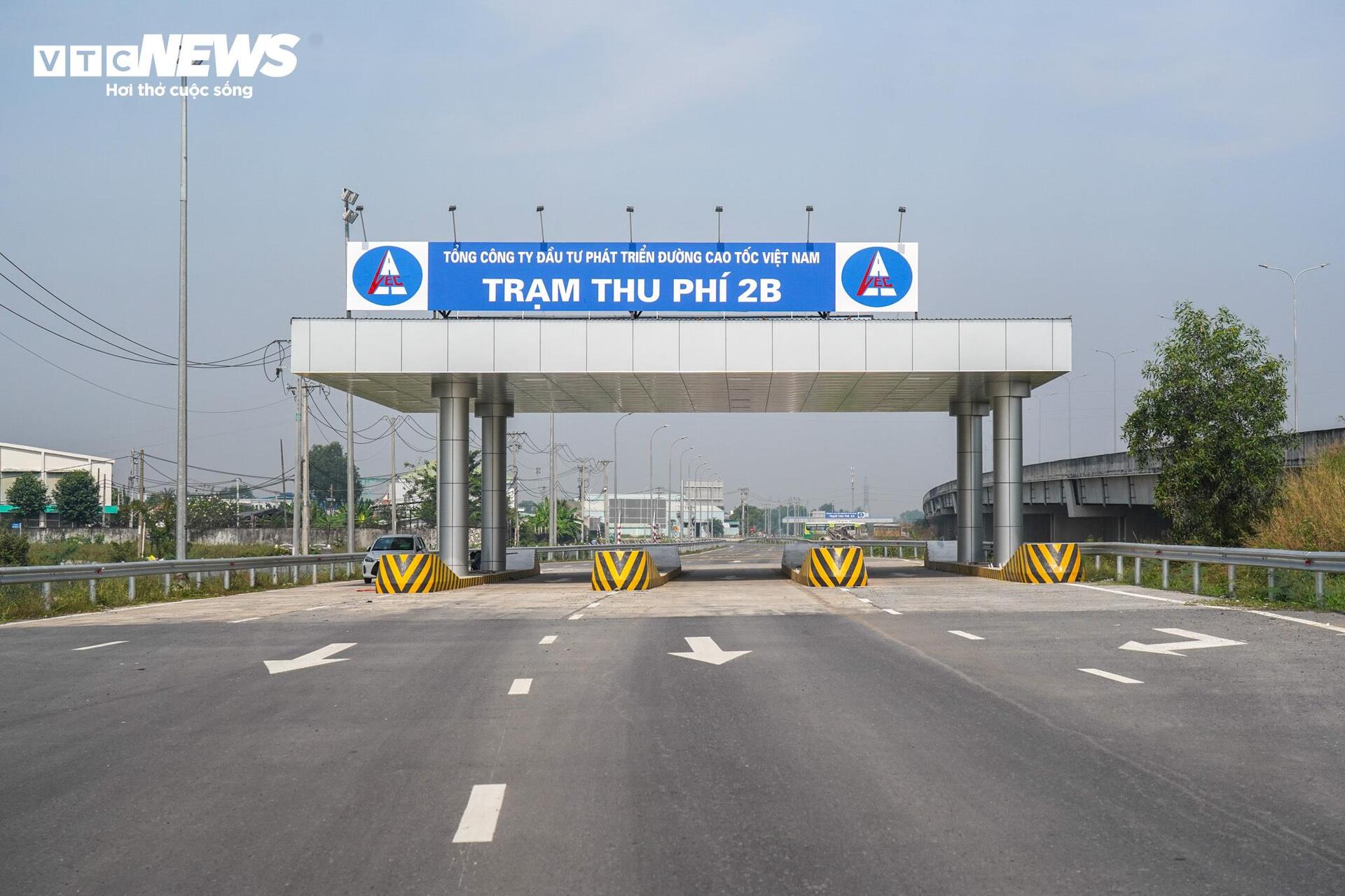 Cận cảnh gần 19 km cao tốc Bến Lức - Long Thành sắp thông xe- Ảnh 6.