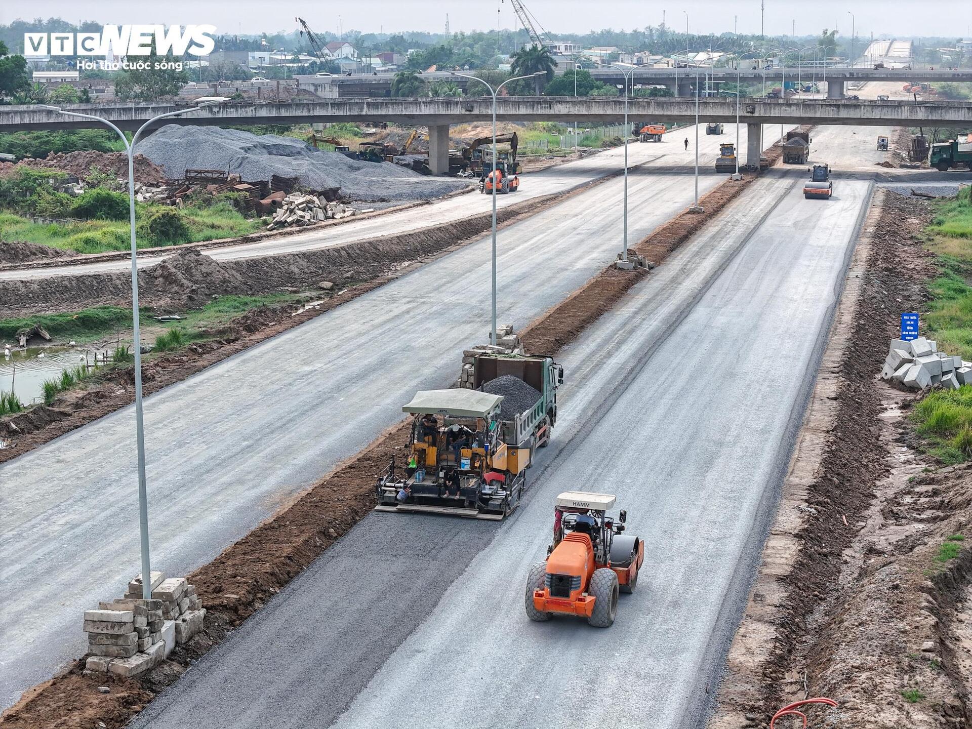 Cận cảnh gần 19 km cao tốc Bến Lức - Long Thành sắp thông xe- Ảnh 8.