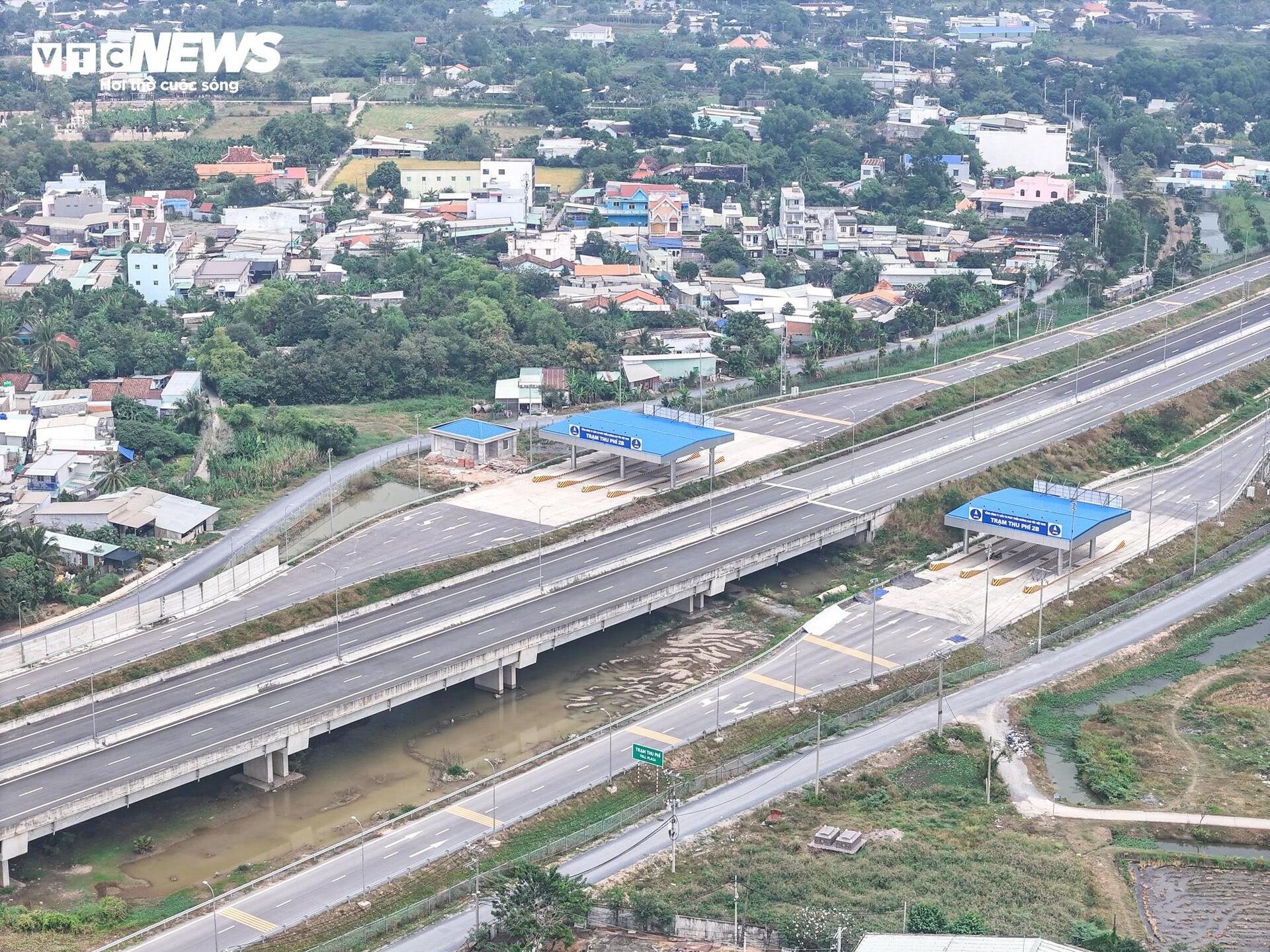 Cận cảnh gần 19 km cao tốc Bến Lức - Long Thành sắp thông xe- Ảnh 4.