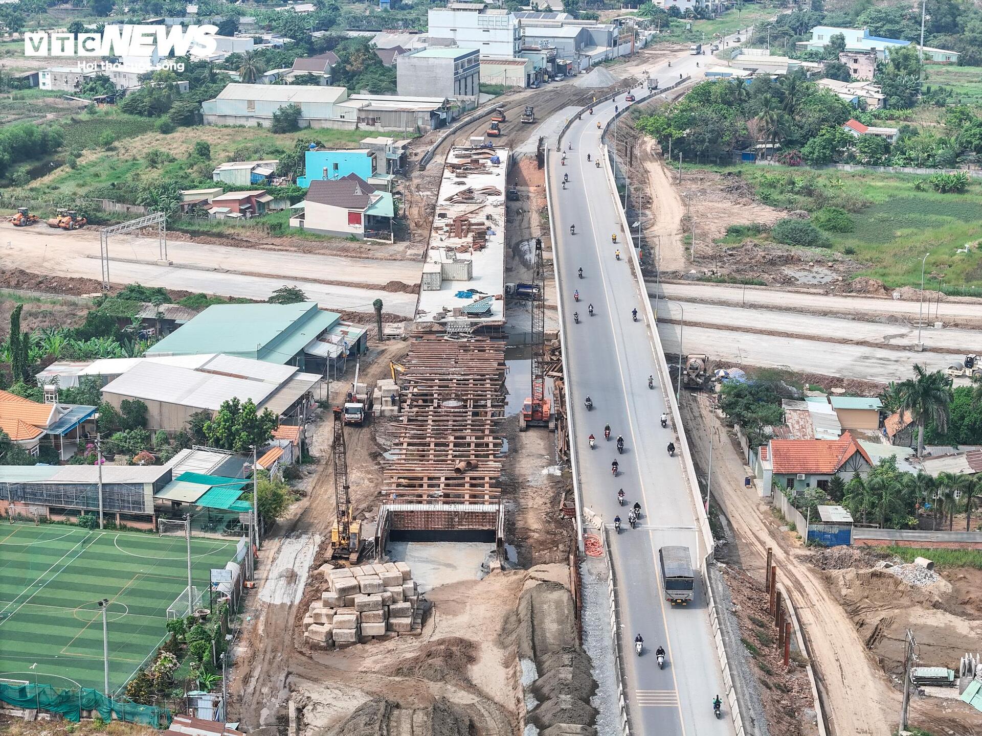 Cận cảnh gần 19 km cao tốc Bến Lức - Long Thành sắp thông xe- Ảnh 9.