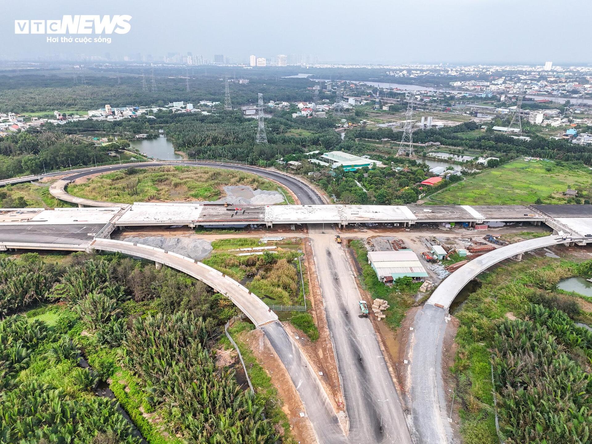 Cận cảnh gần 19 km cao tốc Bến Lức - Long Thành sắp thông xe- Ảnh 10.