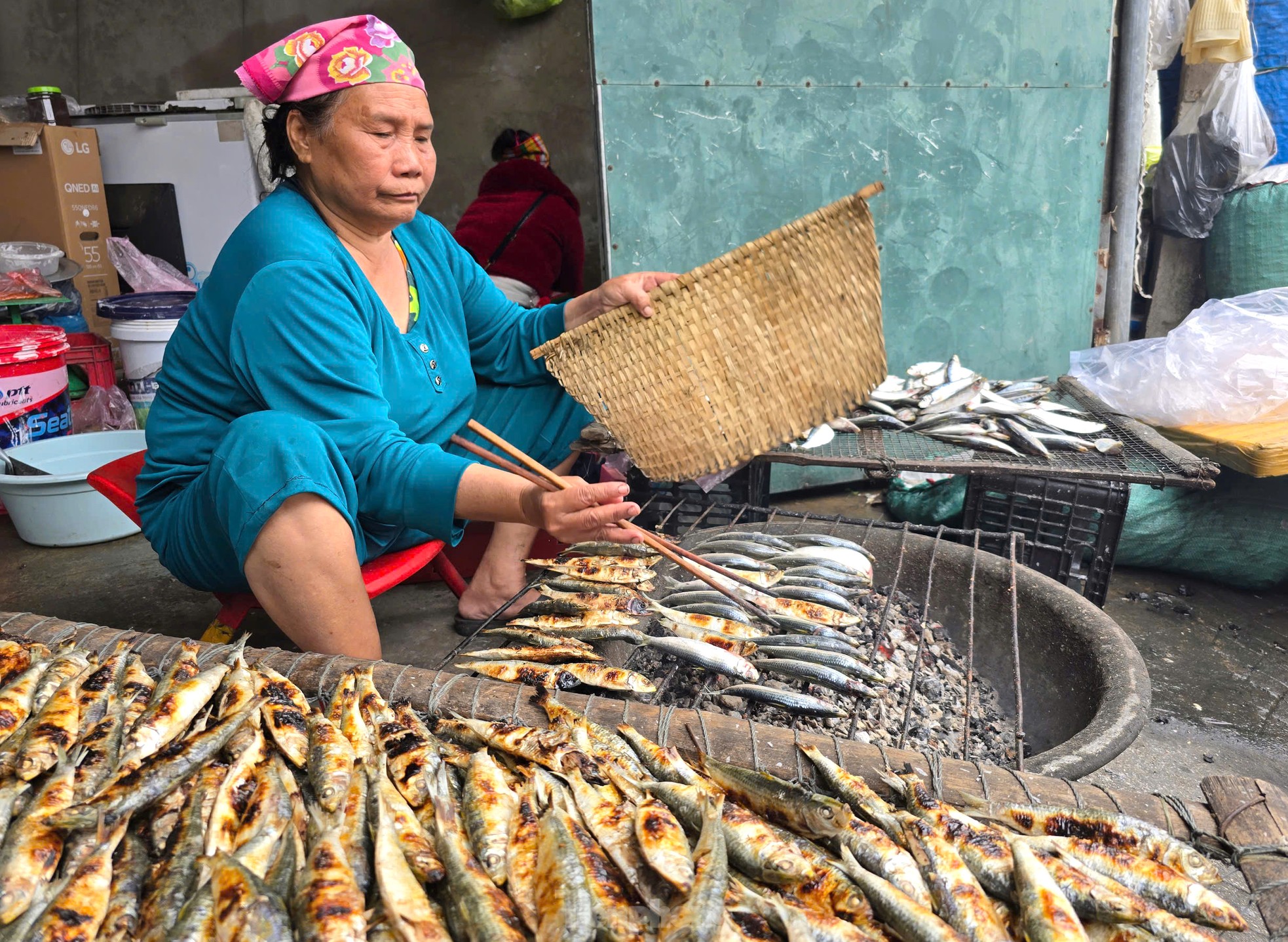 Nướng cá đặc sản không ngơi tay, nhiều người 'hốt bạc' mỗi ngày- Ảnh 3.