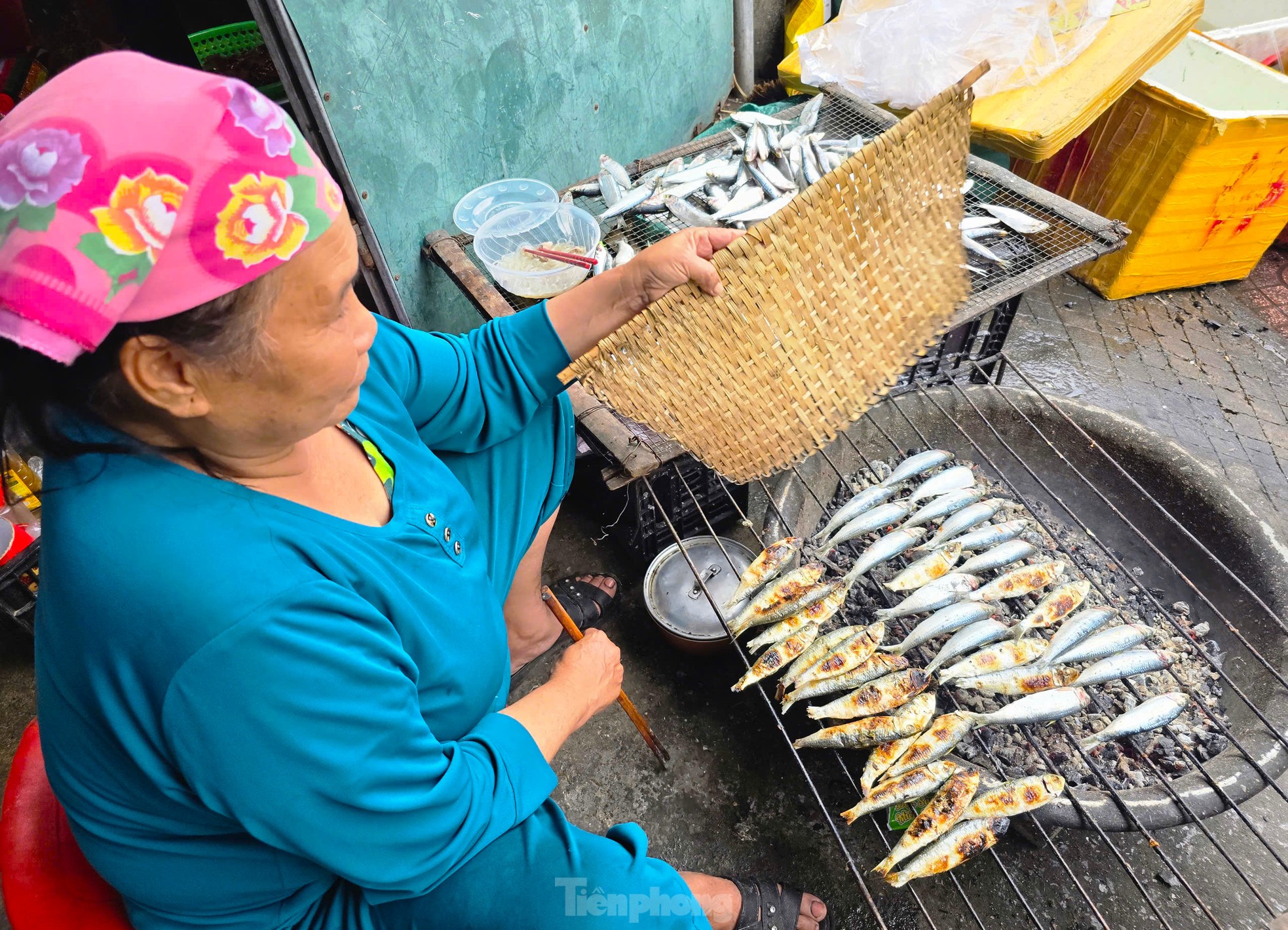 Nướng cá đặc sản không ngơi tay, nhiều người 'hốt bạc' mỗi ngày- Ảnh 5.