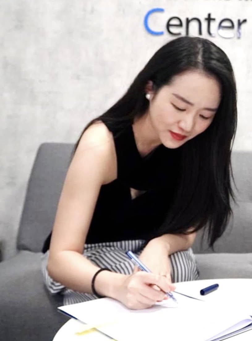 Vợ giám đốc của Xuân Trường gây xôn xao với 5 giây bước xuống từ xế hộp đầy thần thái, nhan sắc cực đỉnh!- Ảnh 2. Vợ giám đốc của Xuân Trường gây xôn xao với 5 giây bước xuống từ xế hộp đầy thần thái, nhan sắc cực đỉnh!- Ảnh 2.