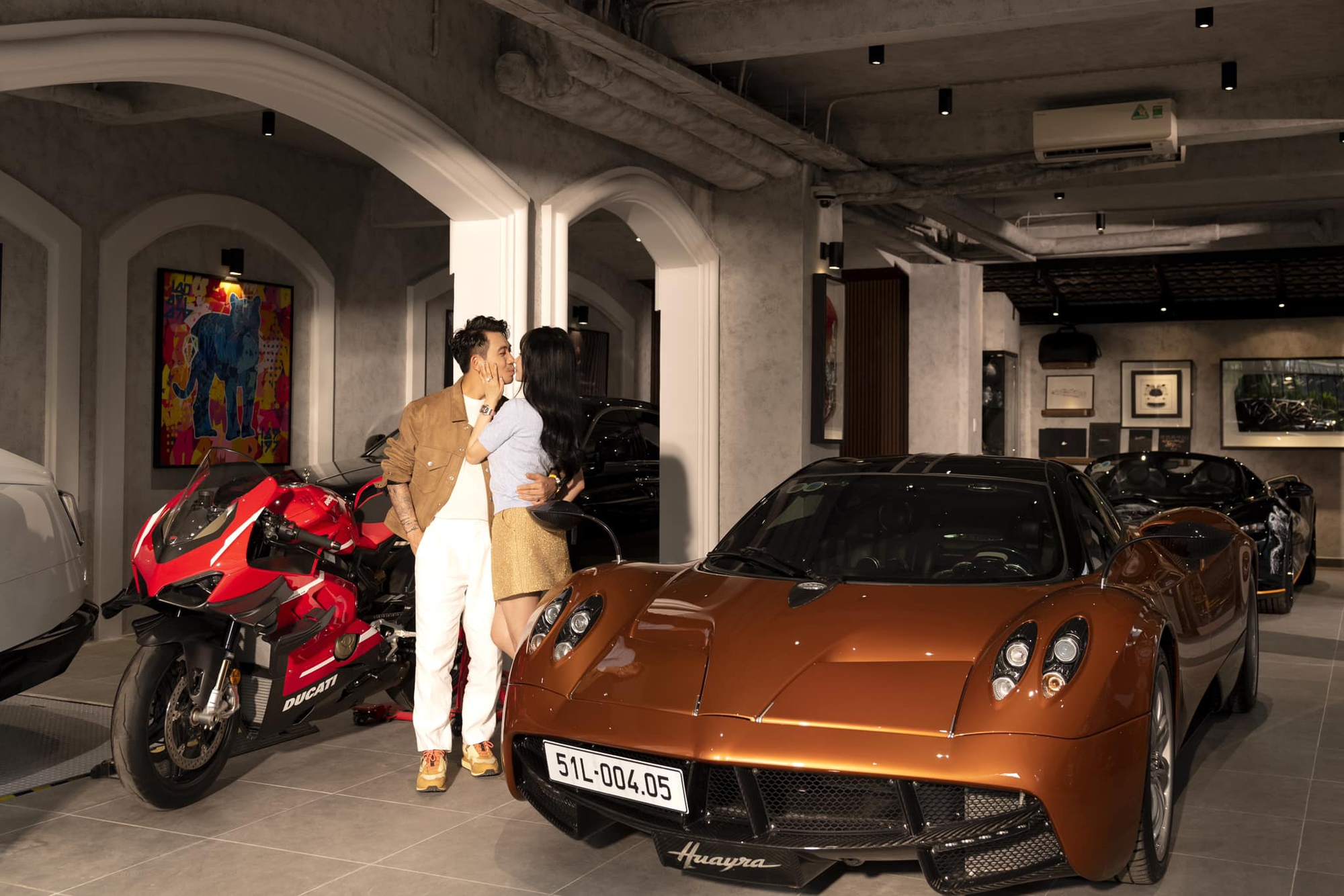 Cùng sở hữu hypercar hàng độc nhưng Minh Nhựa và Hoàng Kim Khánh có 'gu' chọn biển số đối lập: Người hướng về gia đình, người lưu dấu ấn cá nhân- Ảnh 2.