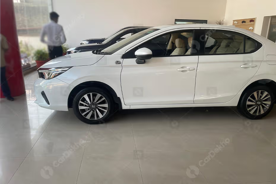 Honda City bản đặc biệt về đại lý: Nội thất cao cấp hơn, gây sốt với giá tương đương 365 triệu đồng - rẻ ngang Grand i10- Ảnh 1.