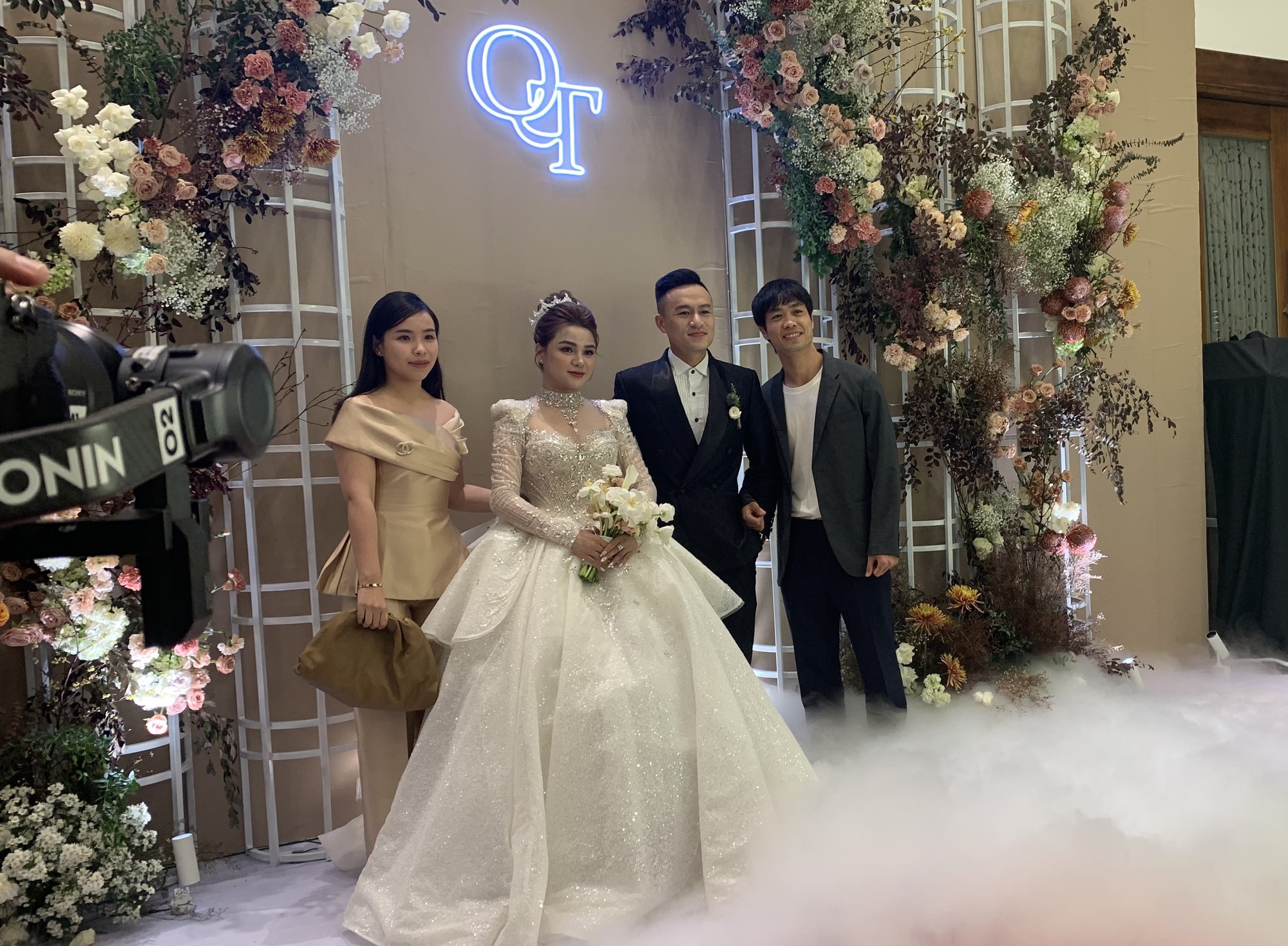 Hiếm hoi Viên Minh xuất hiện cùng Công Phượng tại đám cưới cầu thủ, không xinh đẹp kiểu hotgirl nhưng khí chất chuẩn tiểu thư nhà giàu- Ảnh 1. Hiếm hoi Viên Minh xuất hiện cùng Công Phượng tại đám cưới cầu thủ, không xinh đẹp kiểu hotgirl nhưng khí chất chuẩn tiểu thư nhà giàu- Ảnh 1.