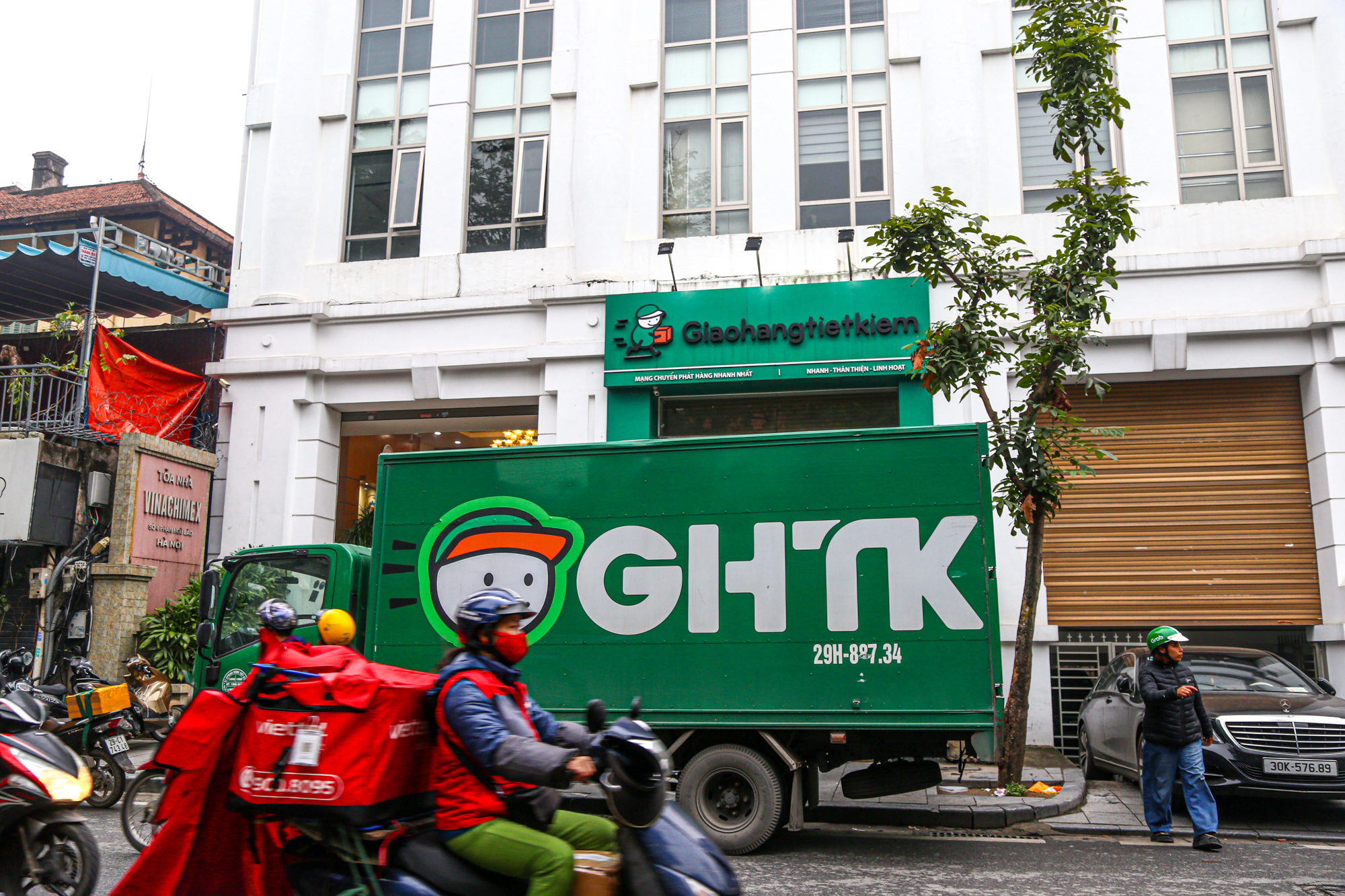 Mặt tiền có giá thuê 90 - 150 triệu đồng/tháng trở thành 'cứ địa' của kho hàng Shopee, Giao Hàng Tiết Kiệm, Viettel Post… trong khi shop bán lẻ rút về ngõ nhỏ- Ảnh 2.