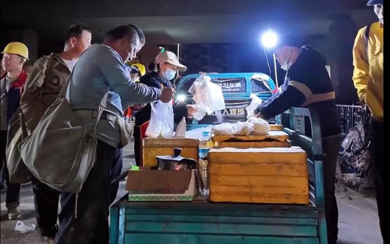 Xem bức ảnh thị trường lao động lúc 4 giờ sáng, tôi quyết định không nghỉ việc sau Tết nữa – “Còn thở là còn gỡ!”- Ảnh 1. Xem bức ảnh thị trường lao động lúc 4 giờ sáng, tôi quyết định không nghỉ việc sau Tết nữa – “Còn thở là còn gỡ!”- Ảnh 1.