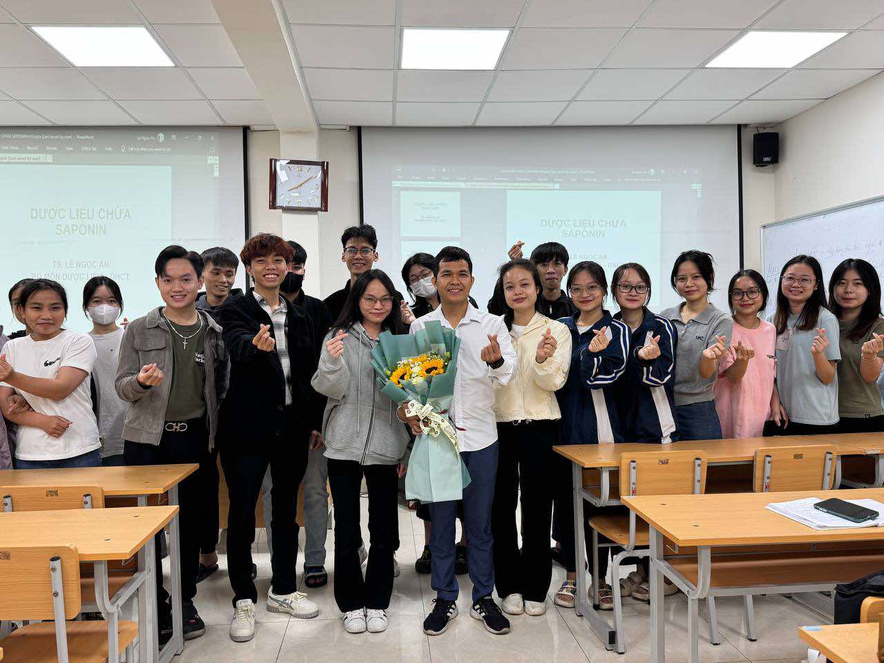Tiến sĩ dược bỏ lương nghìn USD ở Thuỵ Sĩ, trở về Việt Nam cống hiến: Lương vừa đủ nhưng giá trị tinh thần không đếm xuể!- Ảnh 2. Tiến sĩ dược bỏ lương nghìn USD ở Thuỵ Sĩ, trở về Việt Nam cống hiến: Lương vừa đủ nhưng giá trị tinh thần không đếm xuể!- Ảnh 2.