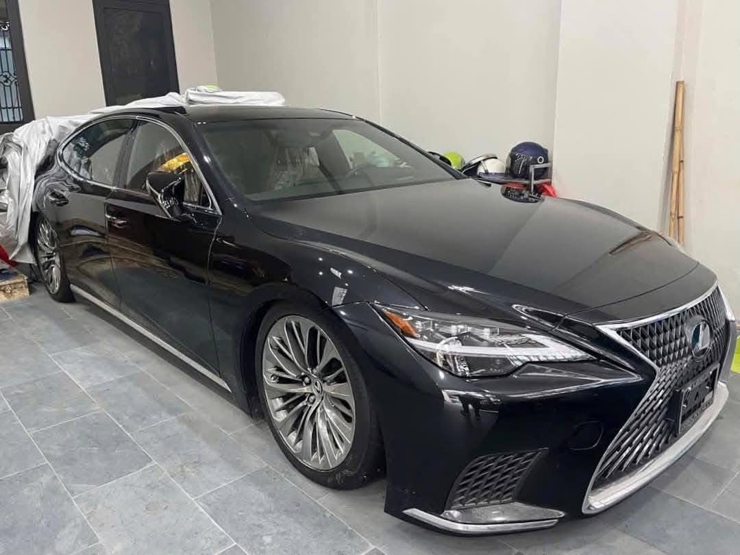 Lexus LS 500 để không hai năm bán lại hơn 5 tỷ, dù vô-lăng có vết mốc nhưng người bán khẳng định: 'Xe mới 100%, gần như chưa sử dụng'- Ảnh 1.