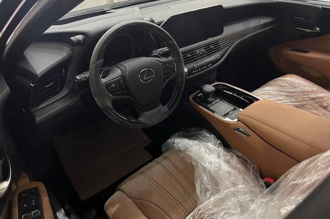 Lexus LS 500 để không hai năm bán lại hơn 5 tỷ, dù vô-lăng có vết mốc nhưng người bán khẳng định: 'Xe mới 100%, gần như chưa sử dụng'- Ảnh 3.