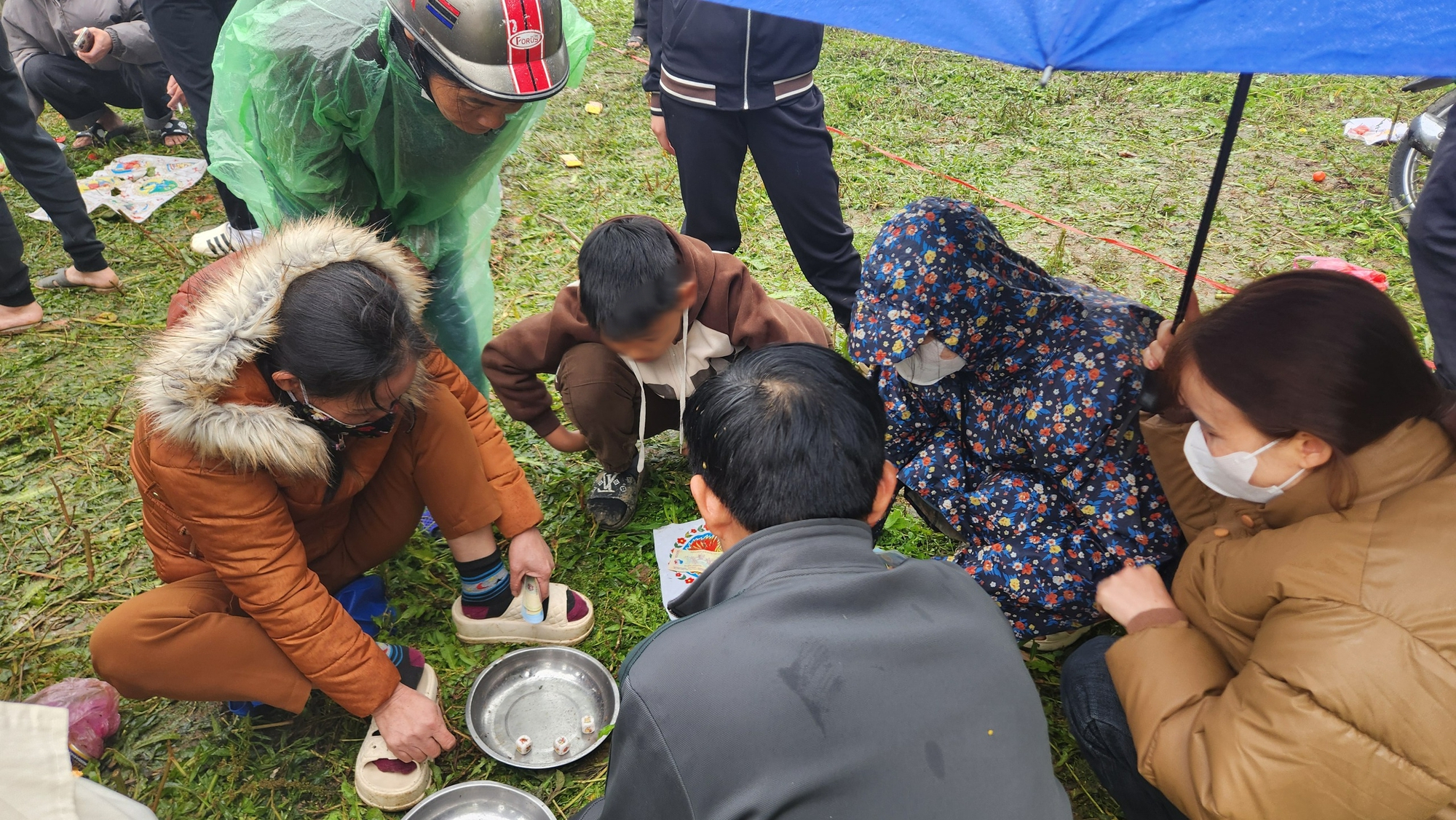 "Đỏ đen" tràn ngập phiên chợ "choảng nhau" ở Thanh Hóa- Ảnh 6.