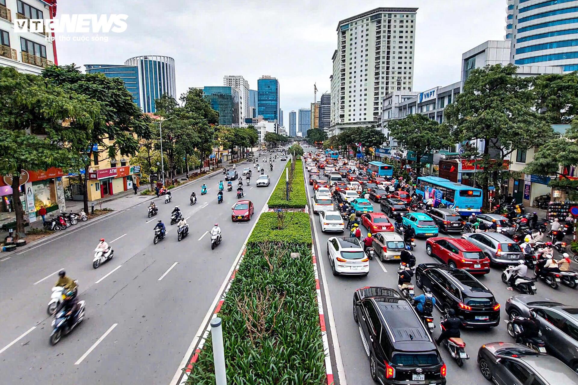 Nhiều tuyến đường vào trung tâm Hà Nội ùn tắc ngày đầu đi làm sau Tết- Ảnh 4.