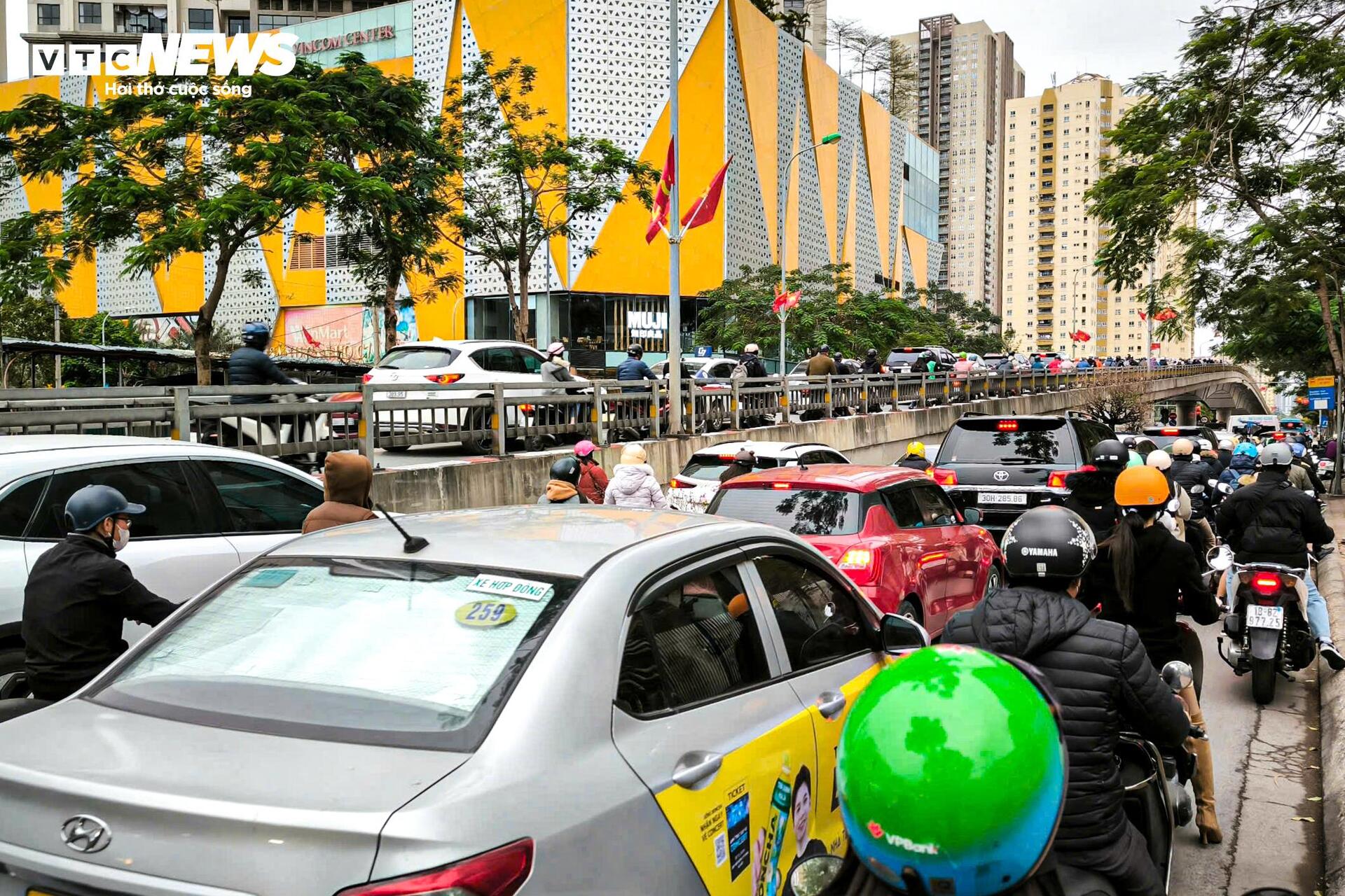 Nhiều tuyến đường vào trung tâm Hà Nội ùn tắc ngày đầu đi làm sau Tết- Ảnh 11.