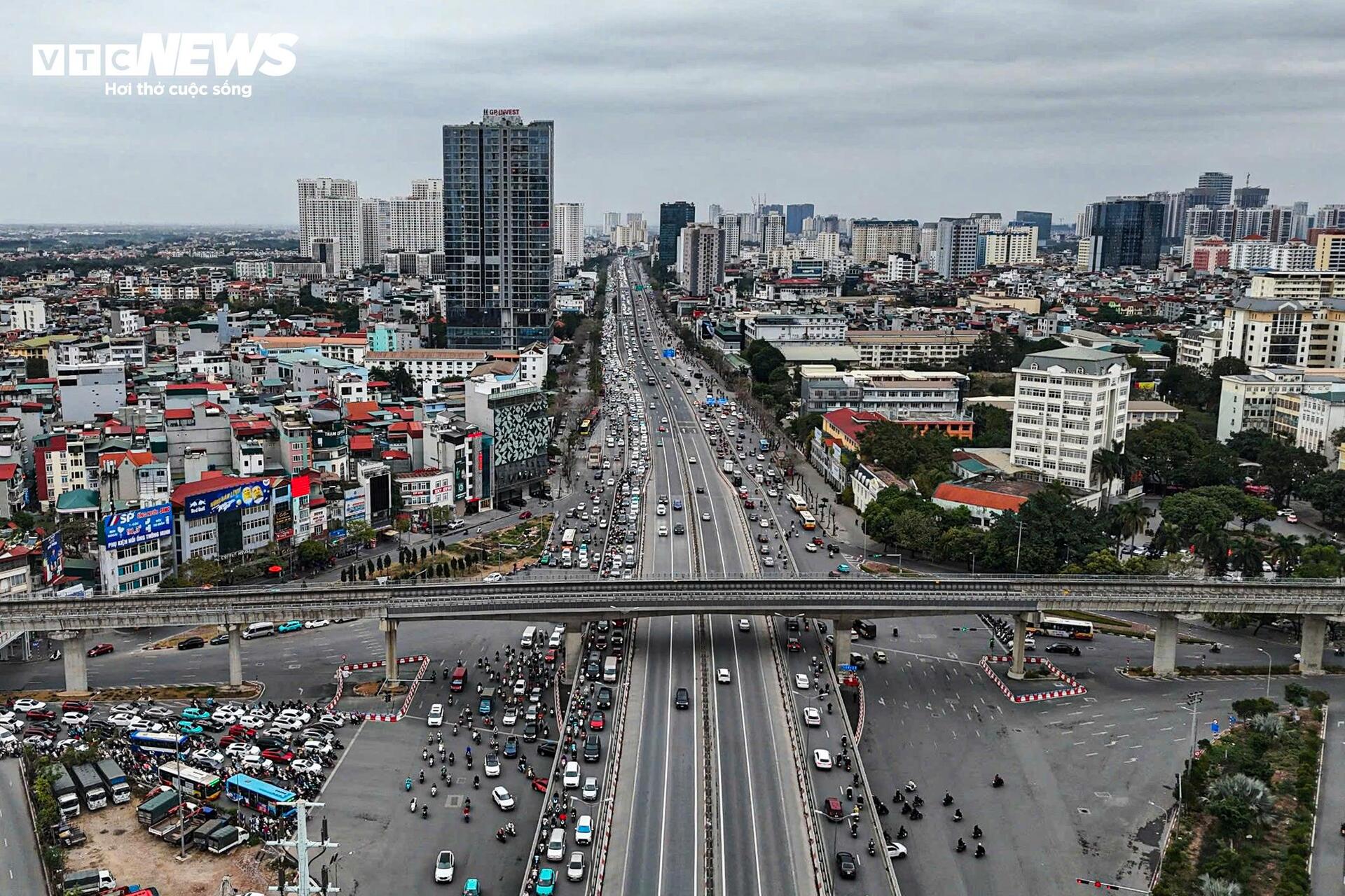 Nhiều tuyến đường vào trung tâm Hà Nội ùn tắc ngày đầu đi làm sau Tết- Ảnh 1.